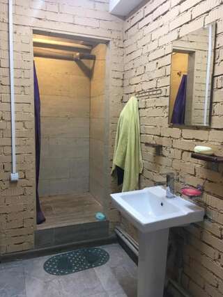 Хостелы Family hostel Алматы Кровать в общем номере для мужчин с 4 кроватями-3