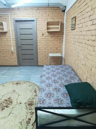 Хостелы Family hostel Алматы Просторный двухместный номер с 2 отдельными кроватями-4