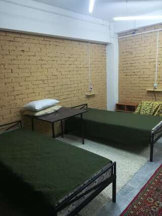 Хостелы Family hostel Алматы Просторный двухместный номер с 2 отдельными кроватями-7