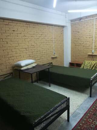 Хостелы Family hostel Алматы Просторный двухместный номер с 2 отдельными кроватями-13